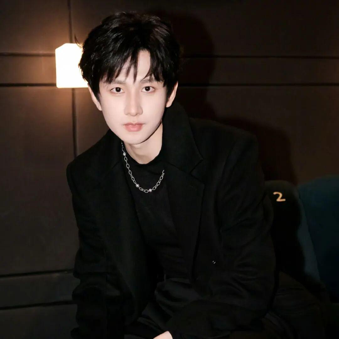 开云-何炅不救李湘！撞脸小生看肛肠科！